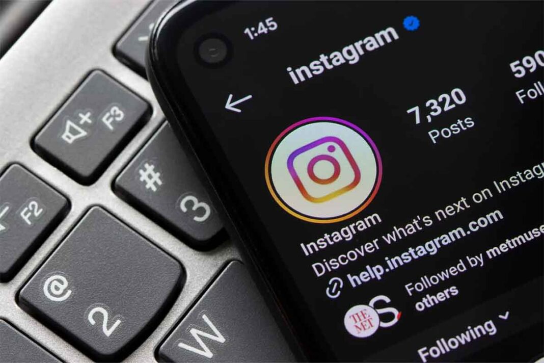 How to put a WhatsApp link on Instagram